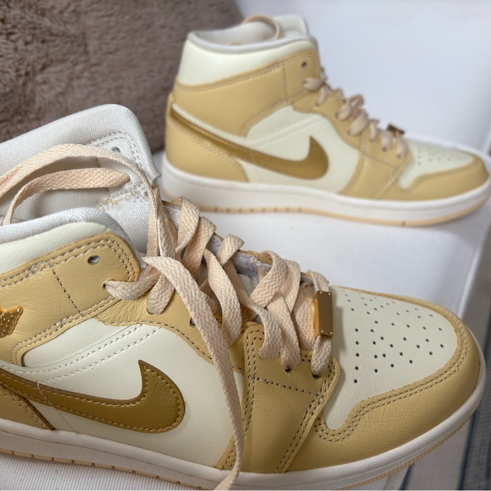 Jordan WMNS Air Jordan 1 Mid SE - Pale Vanilla & Metallic Gold - Picture 5 of 10